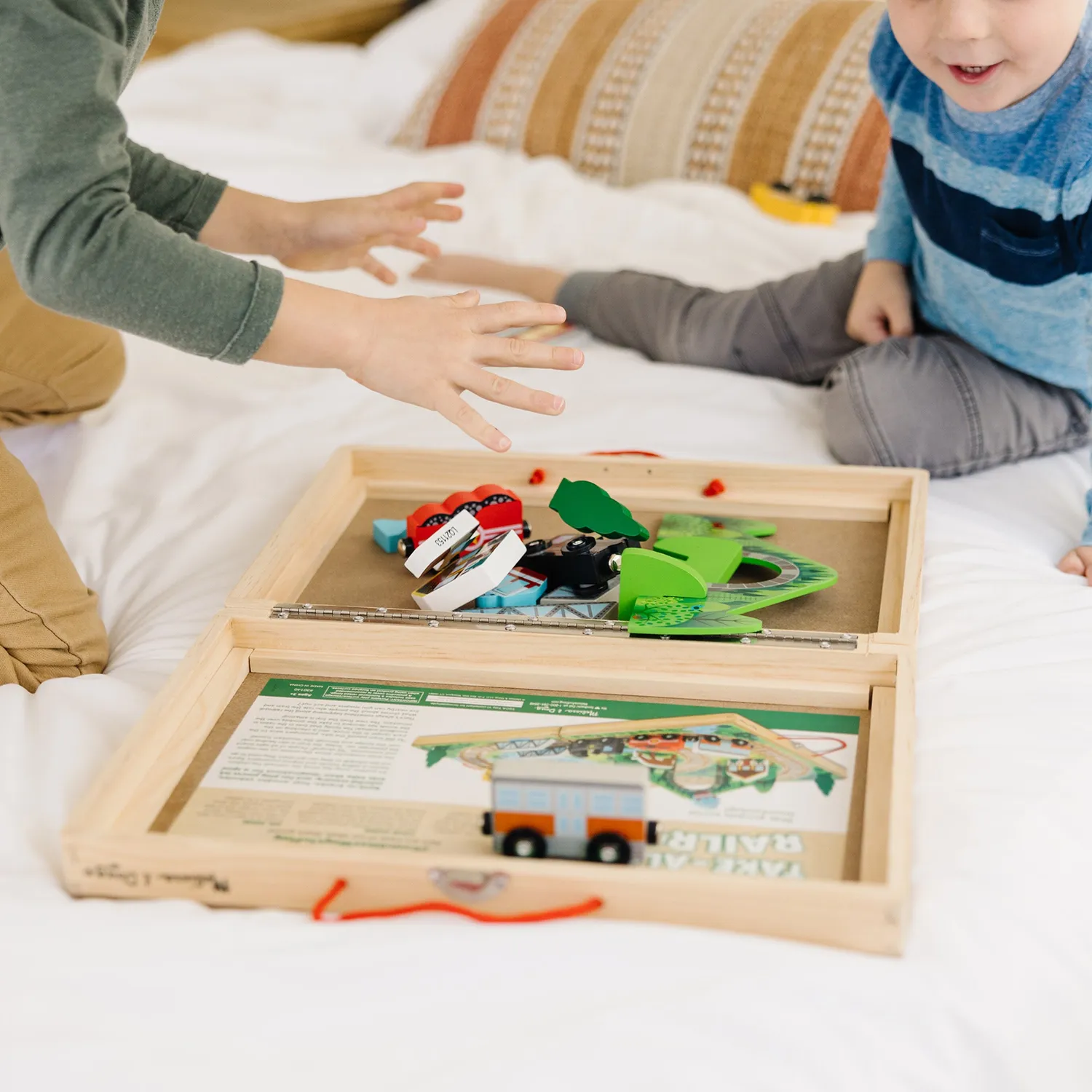 Melissa & Doug Take-Along Railroad houten treinbaan koffer