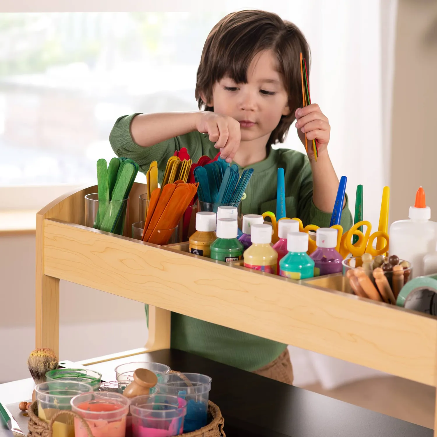 Guidecraft Deluxe Art Center knutseltafel met papierrol