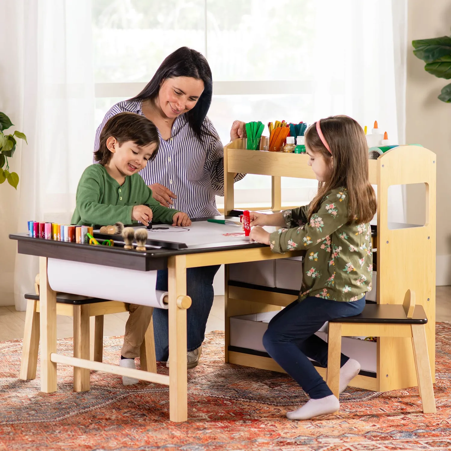 Guidecraft Deluxe Art Center knutseltafel met papierrol