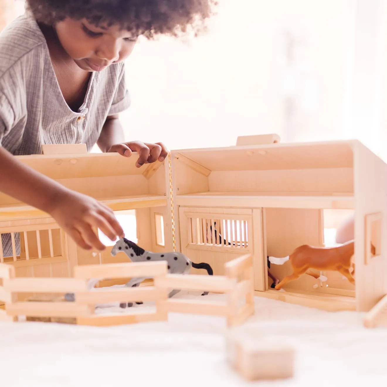 Melissa & Doug Fold & Go Stable houten paardenstal 4 paarden
