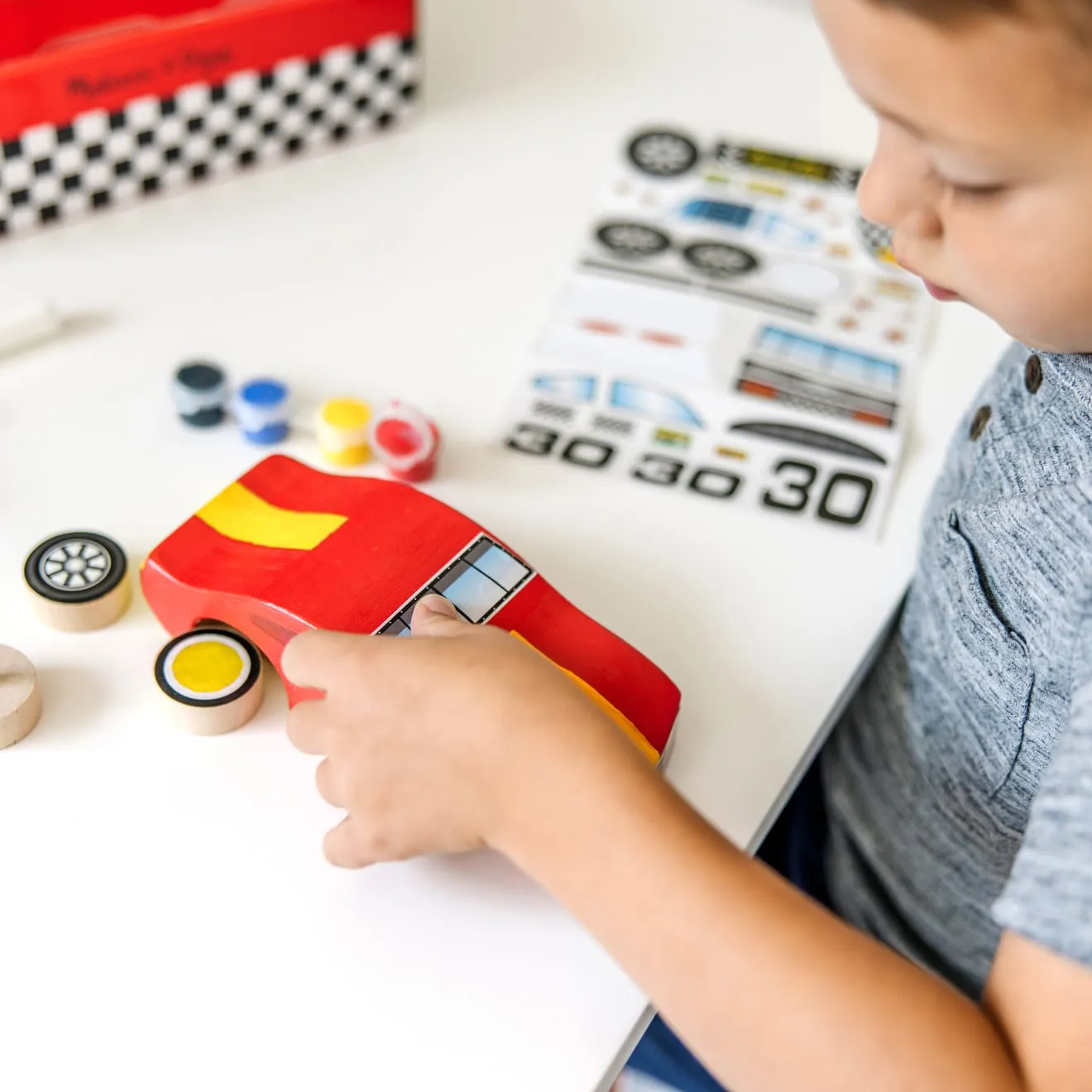 Melissa & Doug Decorate-Your-Own Wooden Race Car knutselset hout