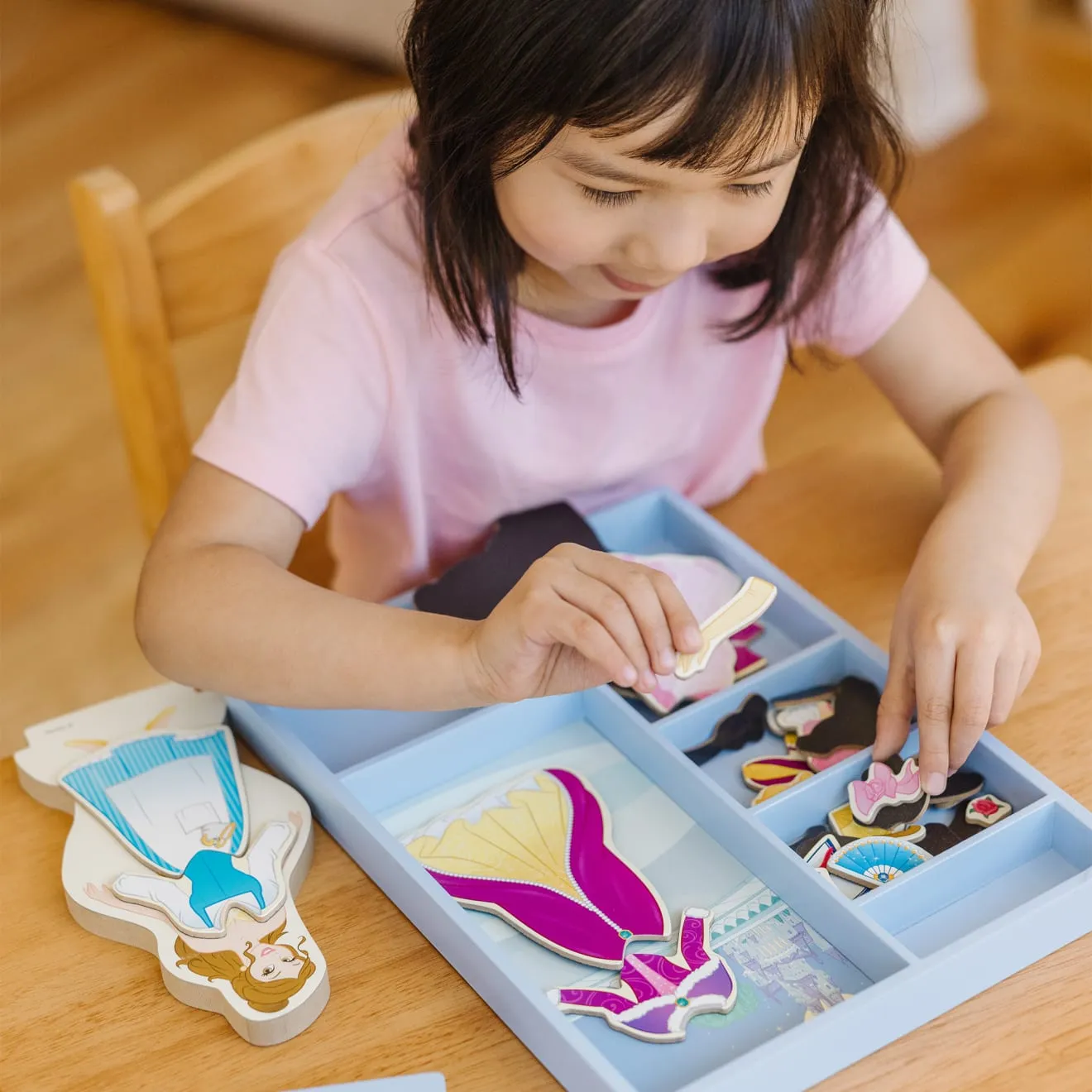 Melissa & Doug Belle houten magnetische aankleedpop 30-delig