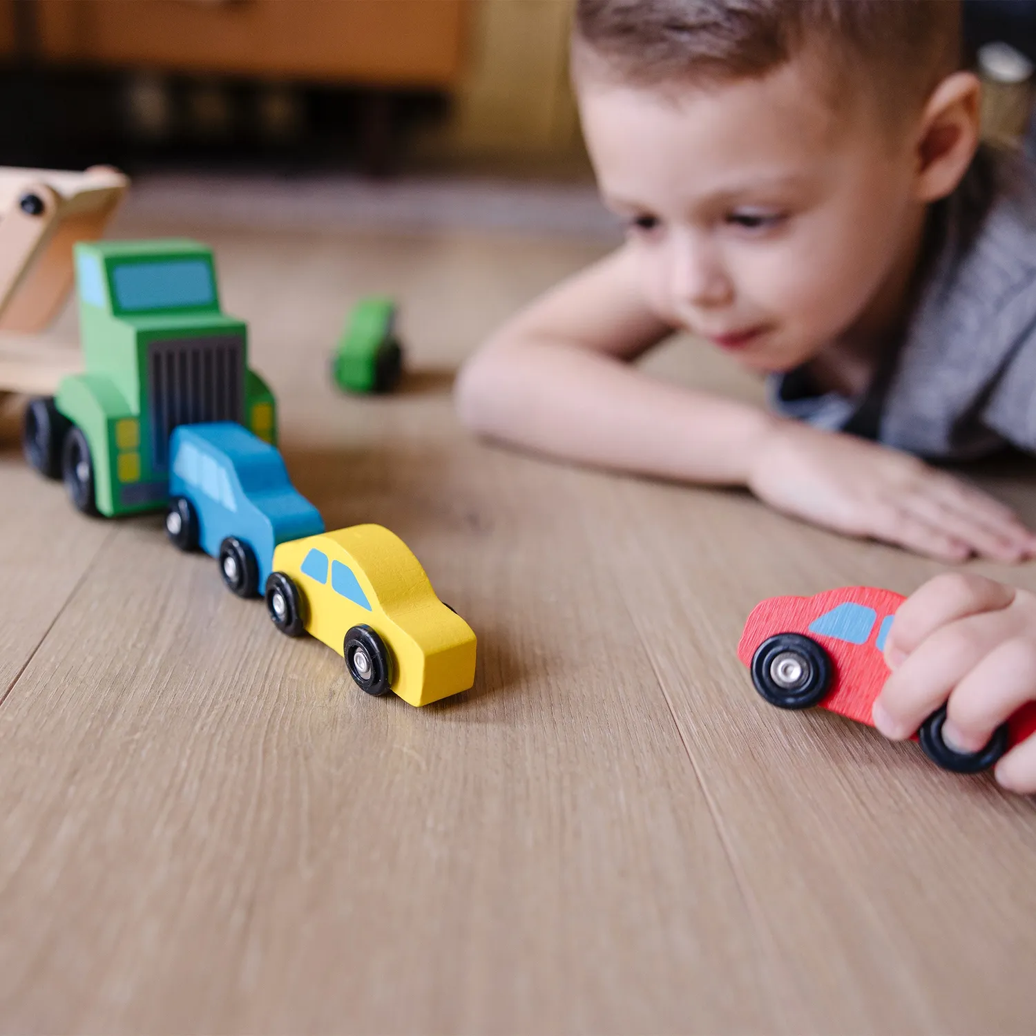 Melissa & Doug houten autotransporter met 4 auto’s 3-5 jaar