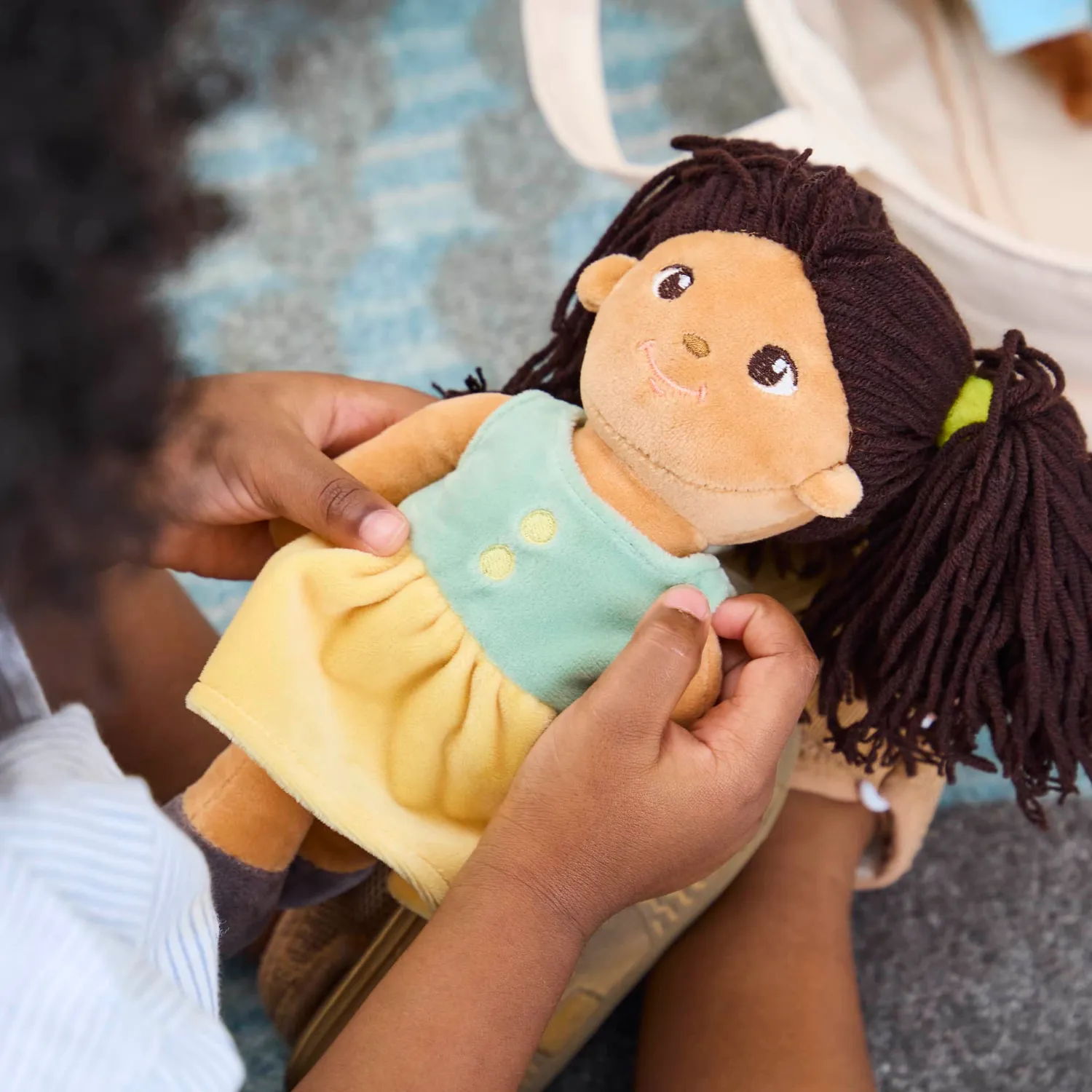 Guidecraft Ethnic Soft Dolls knuffelpoppen 4 stuks 20 cm