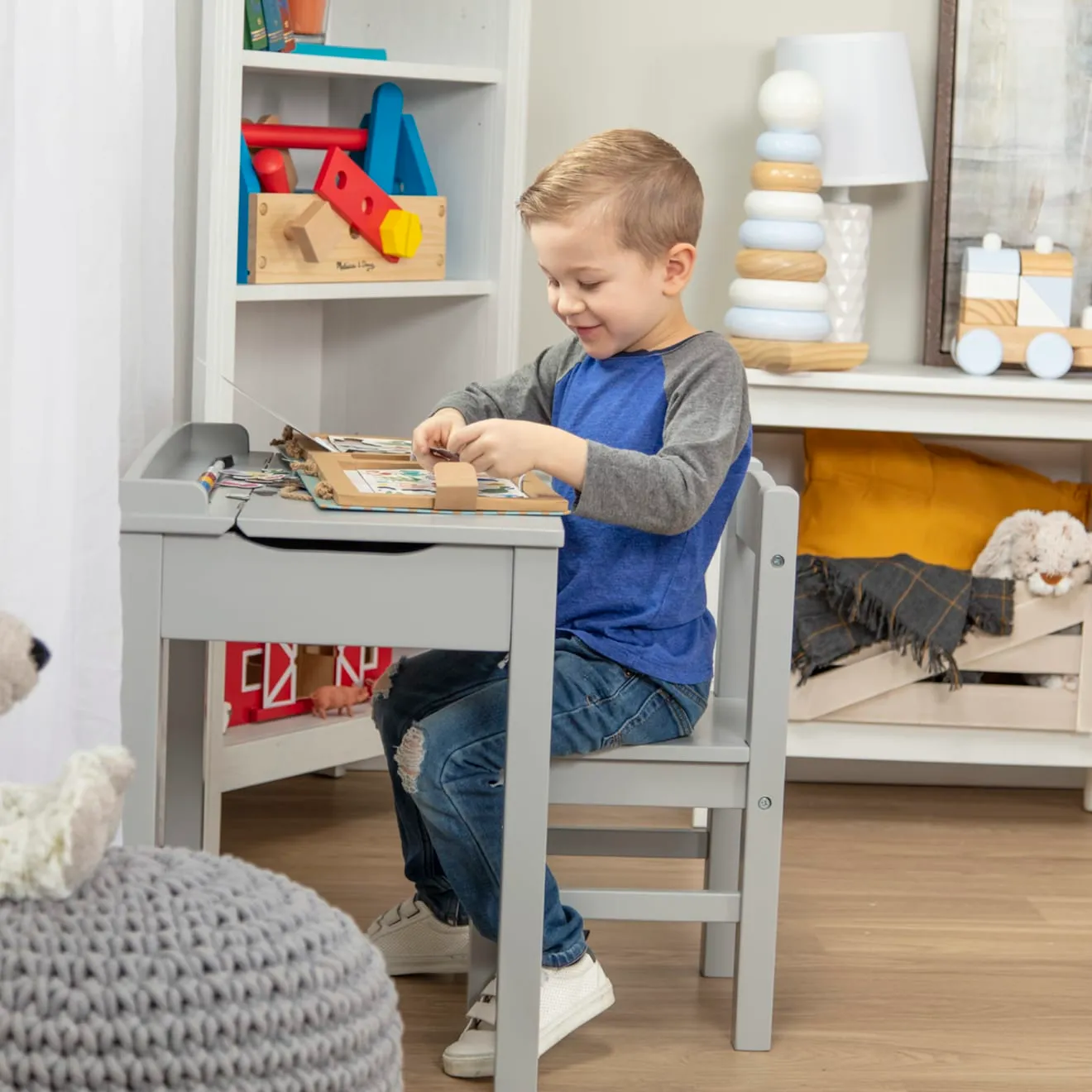 Melissa & Doug Lift-Top Desk grijs houten kinderbureau met stoel