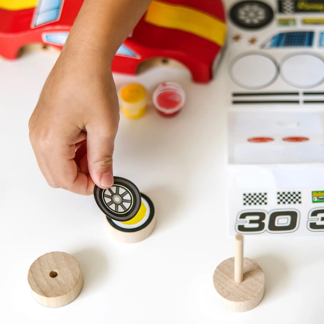 Melissa & Doug Decorate-Your-Own Wooden Race Car knutselset hout