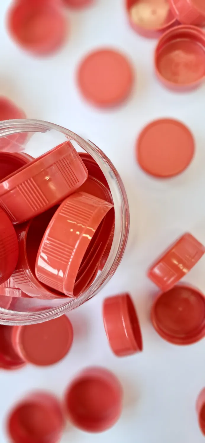 De Potjeskast Dop Rood speelpot 750 ml rode doppen
