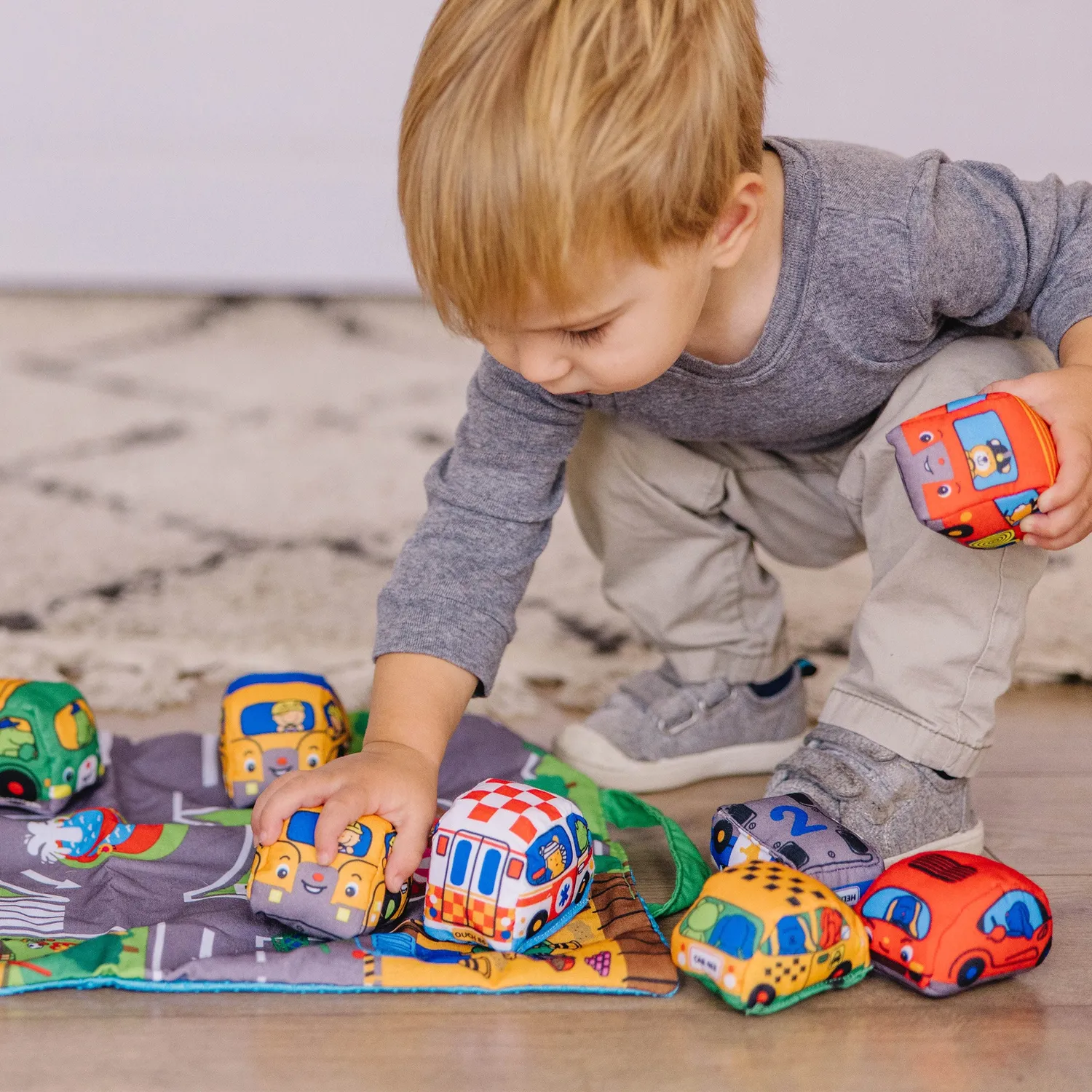 Melissa & Doug Take-Along Town speelkleed met 9 voertuigen