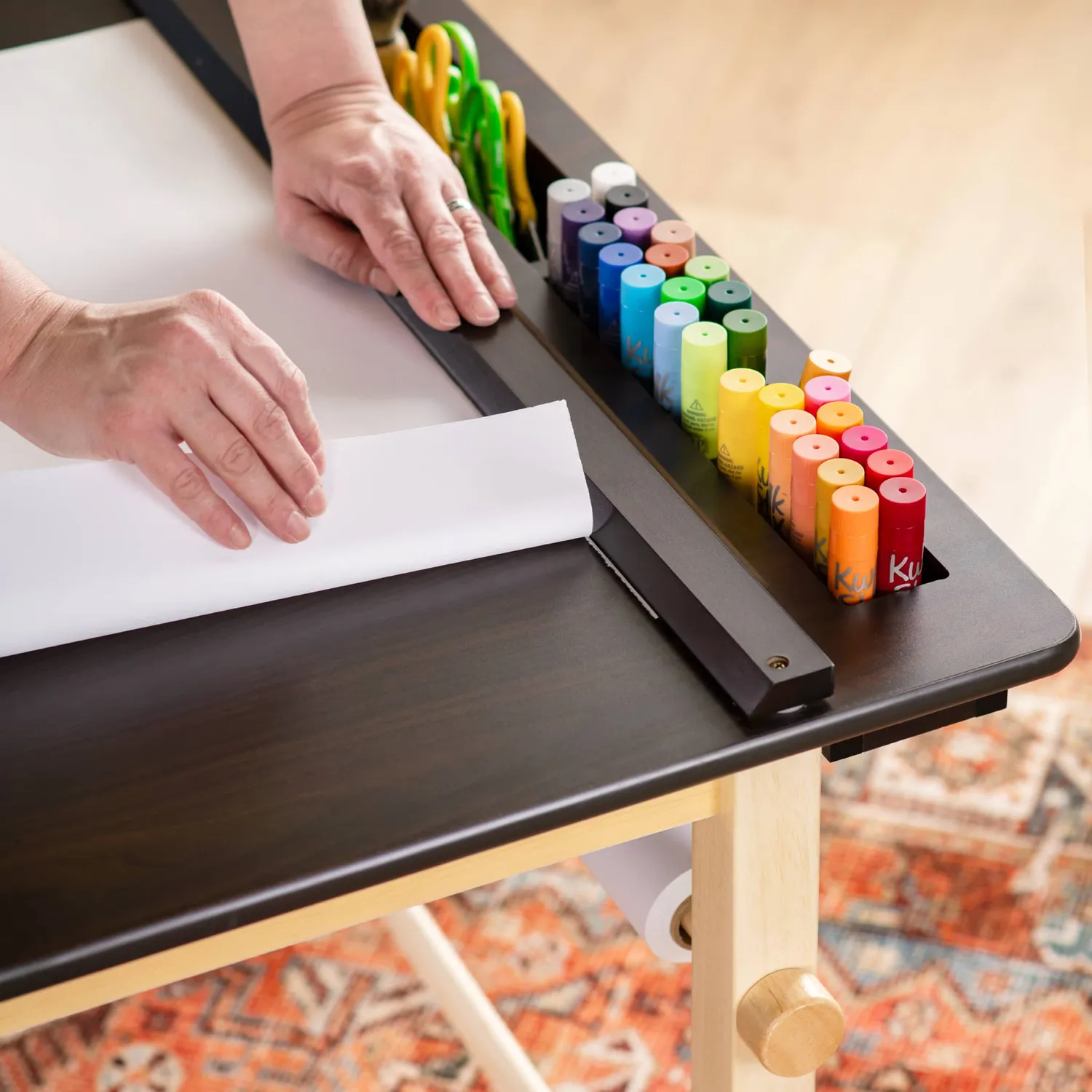 Guidecraft Deluxe Art Center knutseltafel met papierrol