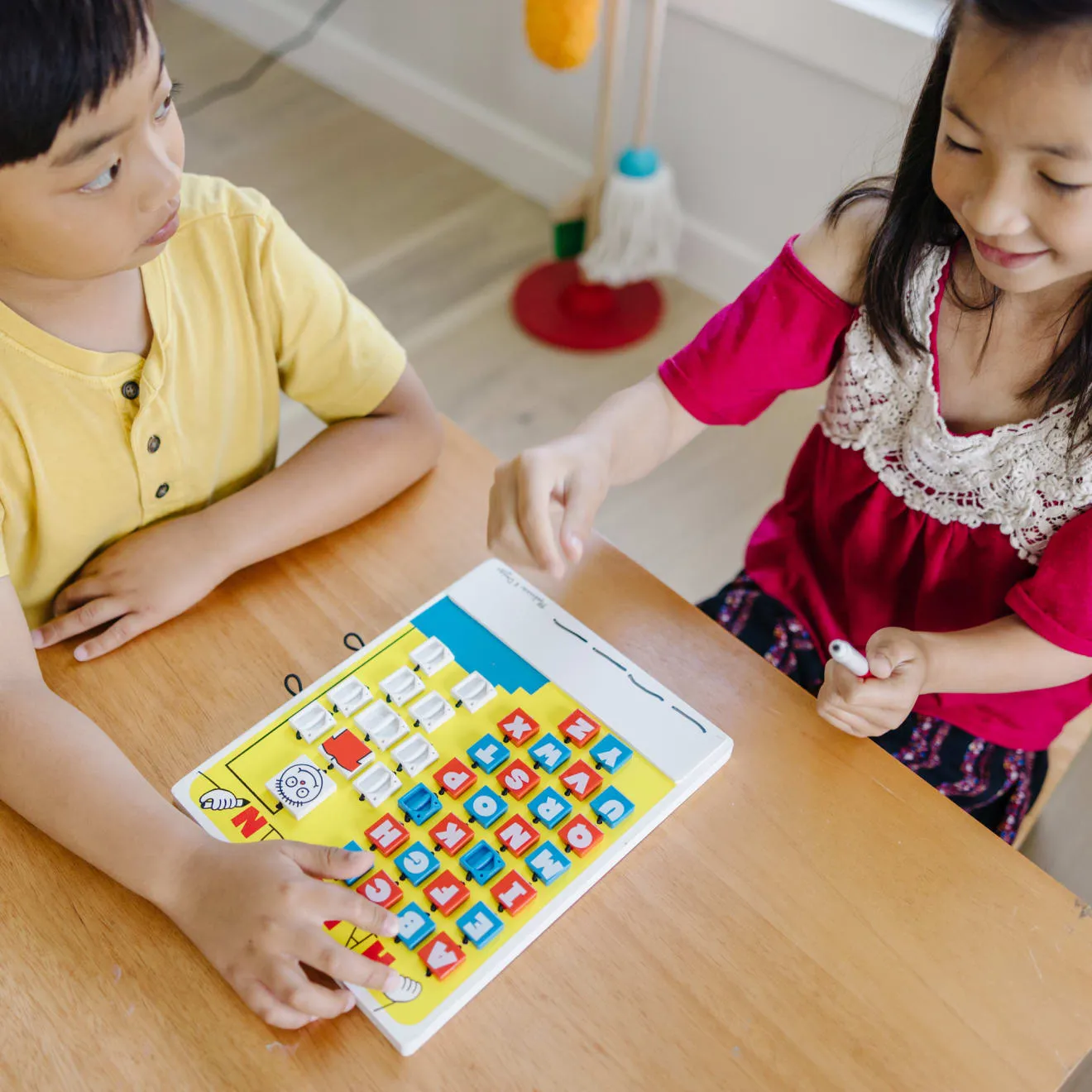 Melissa & Doug Flip-to-Win Hangman reisspel 6+ jaar
