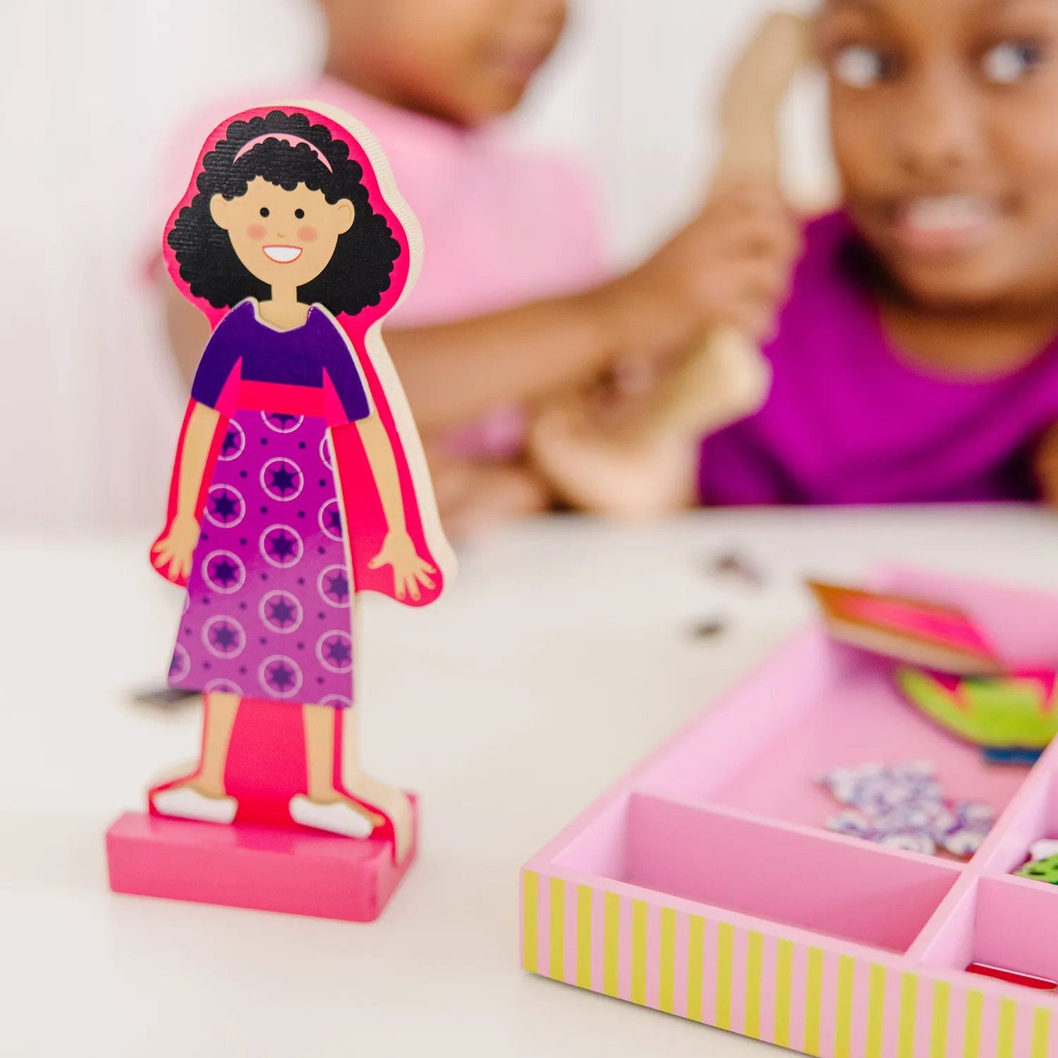 Melissa & Doug Abby & Emma aankleedpoppen magneet 58dlg