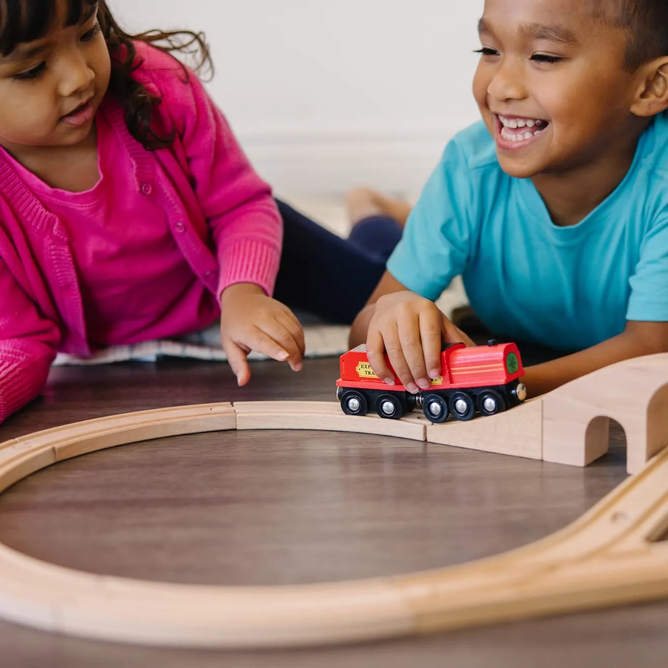 Melissa & Doug Figure 8 Treinset hout 22-delig brug
