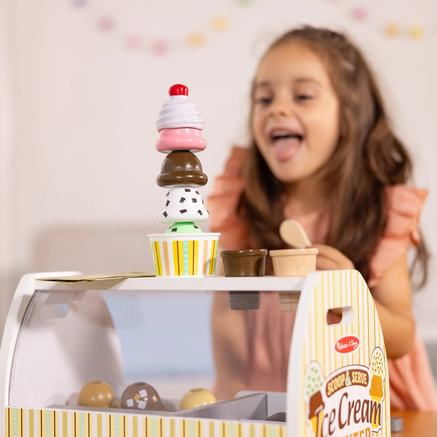 Melissa & Doug Scoop & Serve Ice Cream Counter ijswinkel 28-delig hout