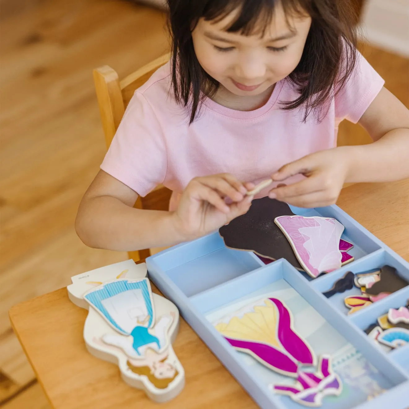 Melissa & Doug Belle houten magnetische aankleedpop 30-delig