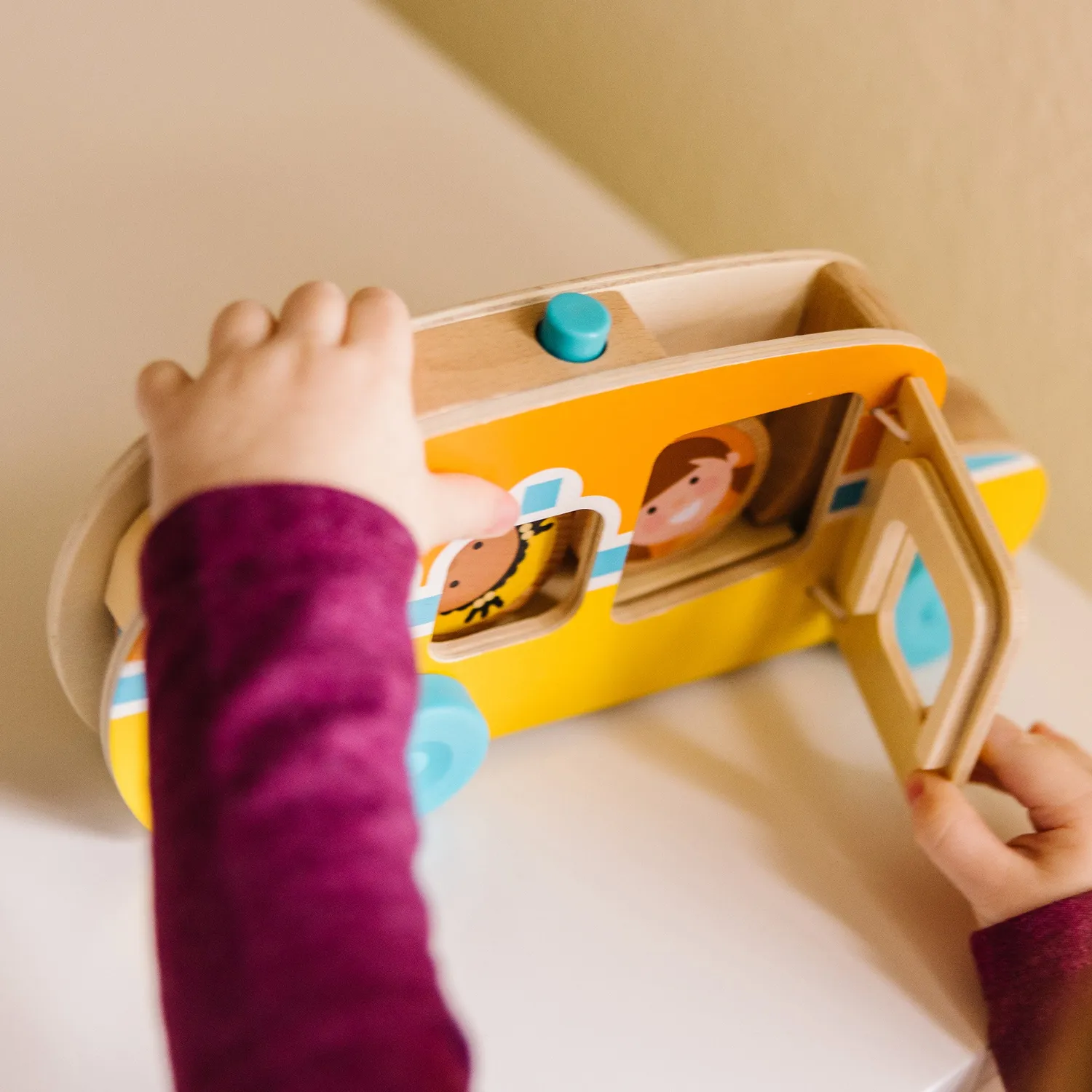 Melissa & Doug GO Tots Roll & Ride Bus houten speelgoedbus
