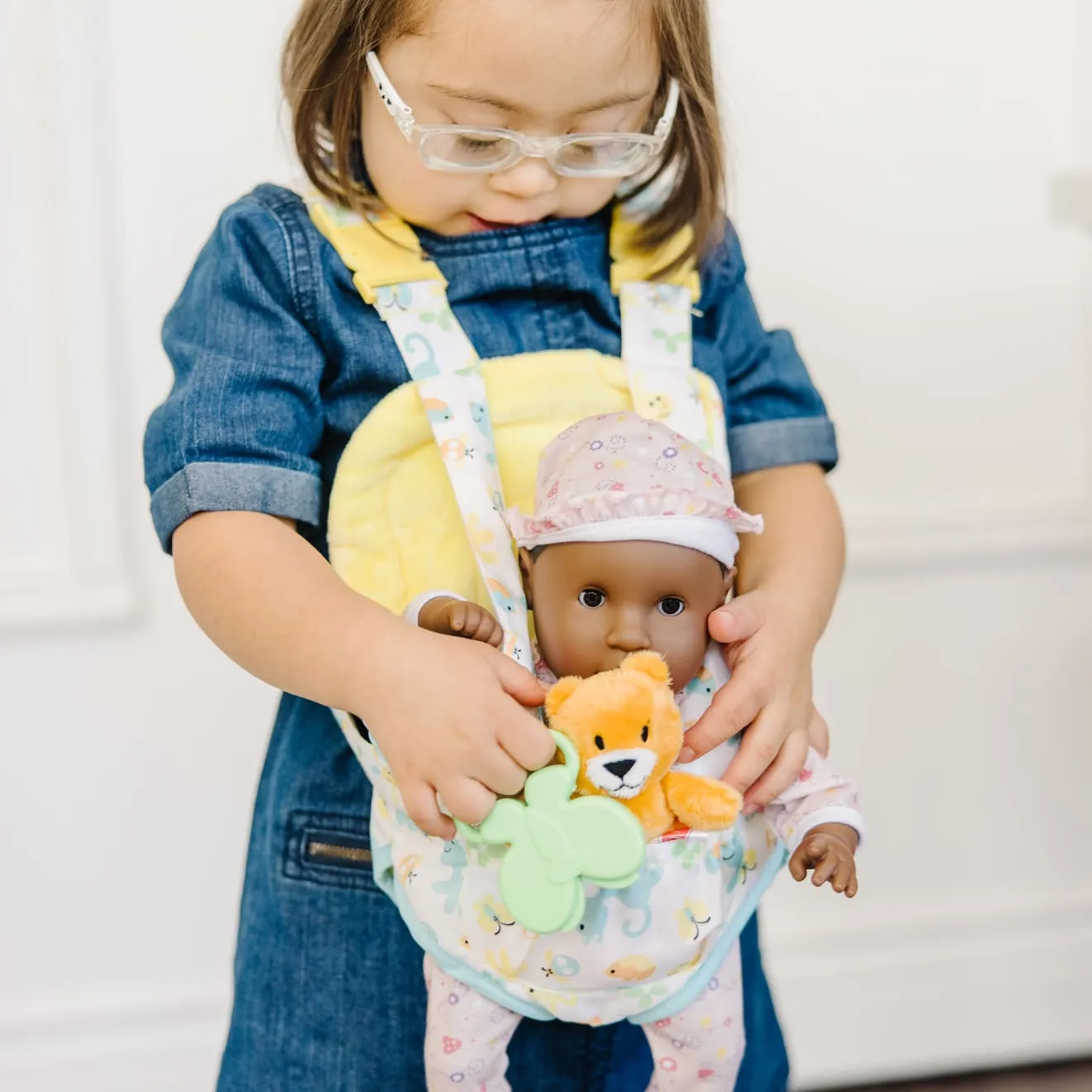 Melissa & Doug Mine to Love draagzak poppenset met knuffel