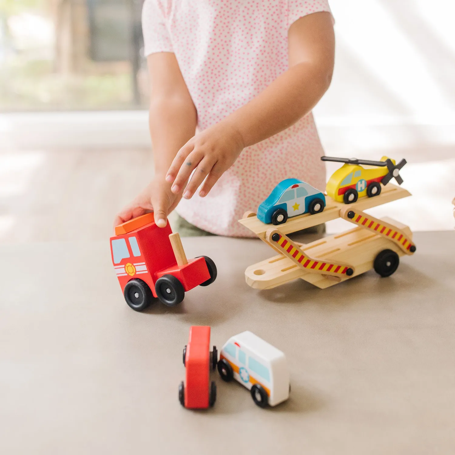 Melissa & Doug Emergency Vehicle Carrier autotransporter hulp