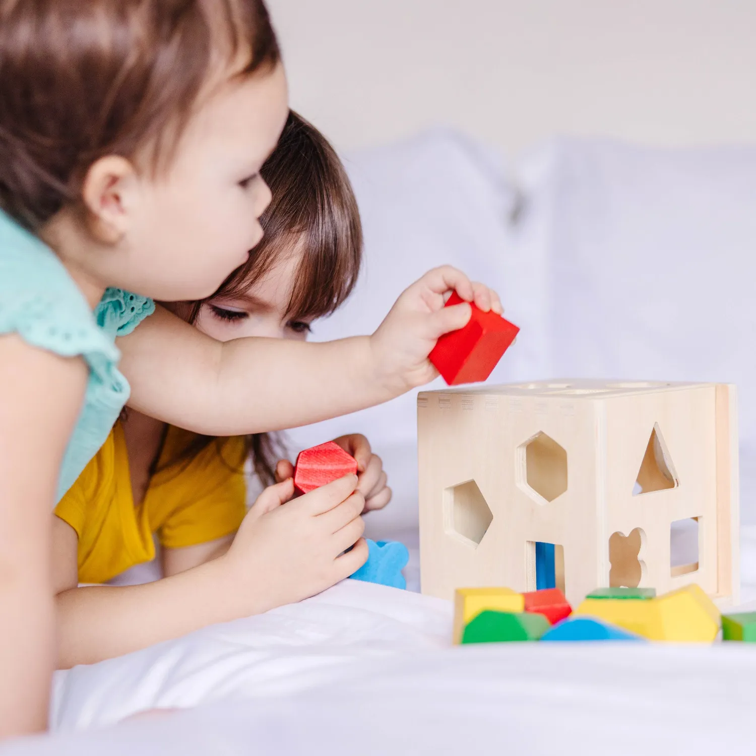 Melissa & Doug Shape-Sorting Cube vormenstoof houten