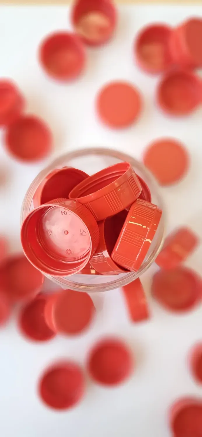 De Potjeskast Dop Rood speelpot 750 ml rode doppen