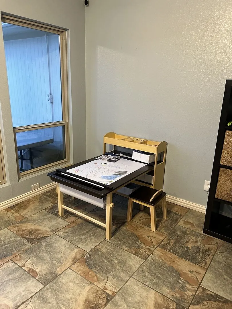 Guidecraft Deluxe Art Center knutseltafel met papierrol