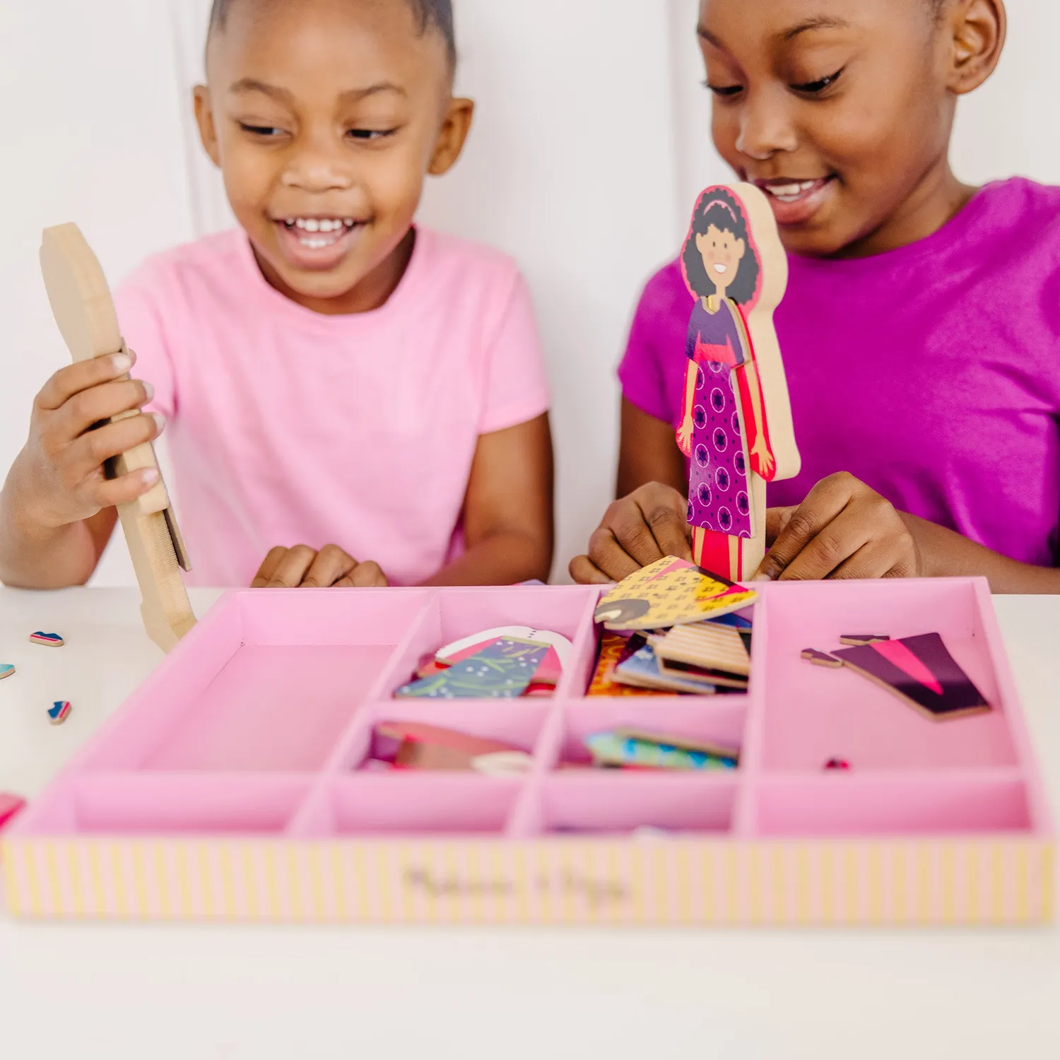 Melissa & Doug Abby & Emma aankleedpoppen magneet 58dlg