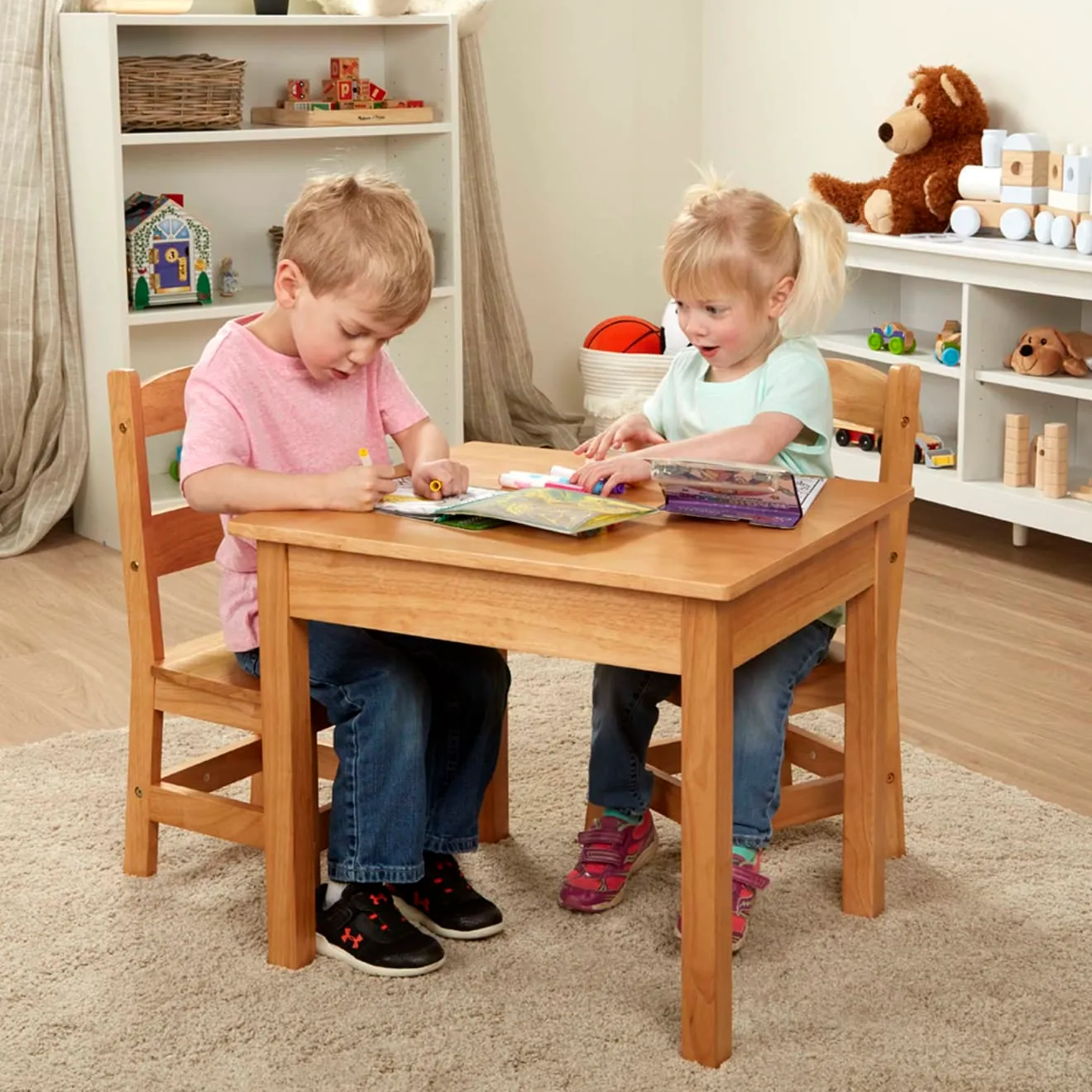 Melissa & Doug Wooden kindertafel met 2 stoelen naturel