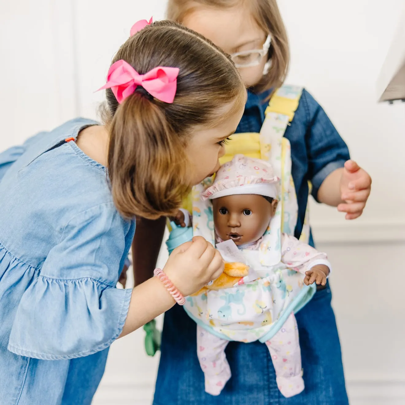 Melissa & Doug Mine to Love draagzak poppenset met knuffel