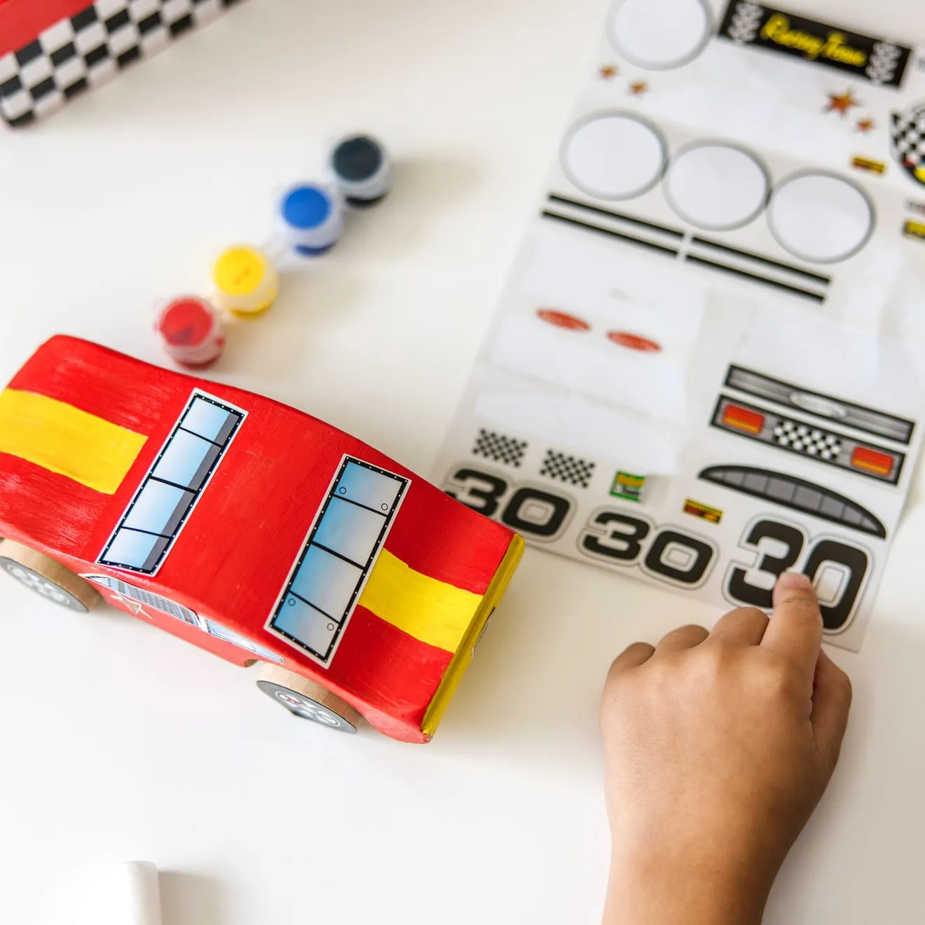 Melissa & Doug Decorate-Your-Own Wooden Race Car knutselset hout
