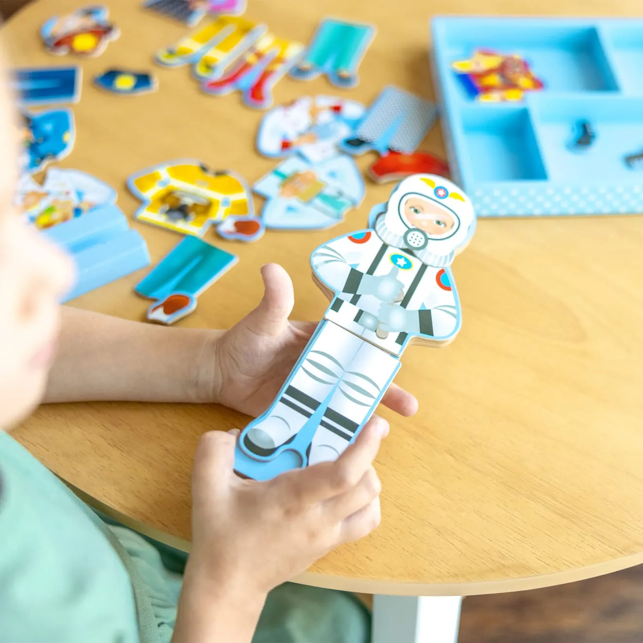 Melissa & Doug Julia magnetische aankleedpop 24-delig 8 beroepen