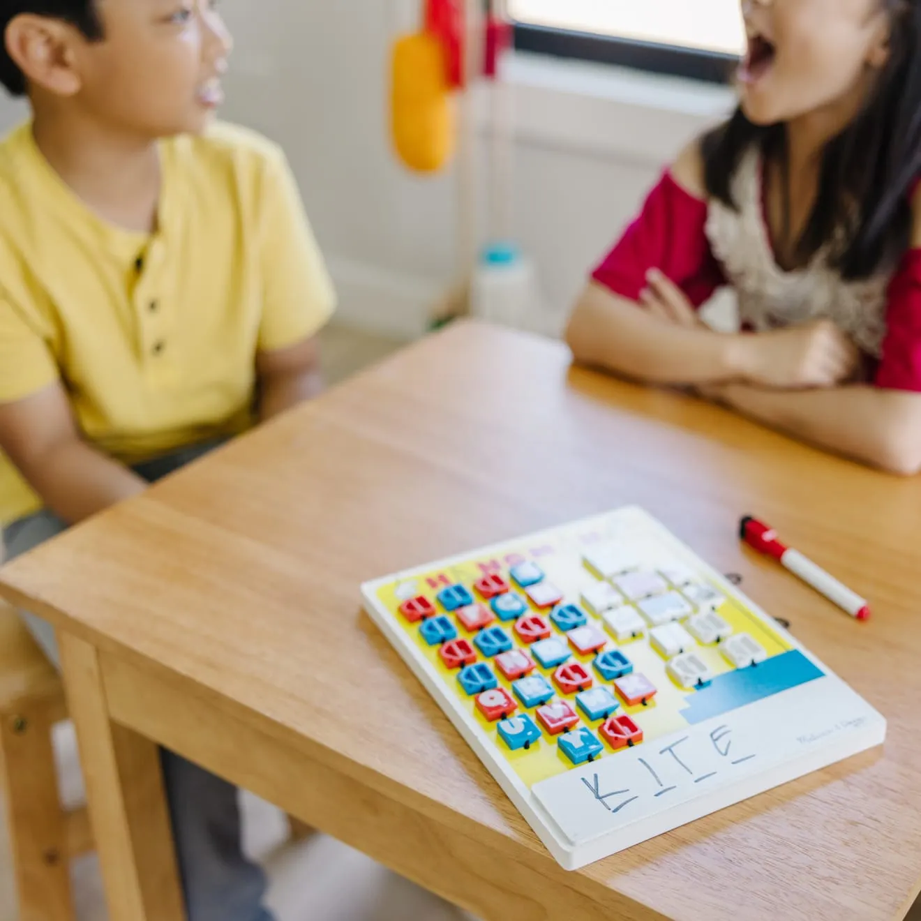 Melissa & Doug Flip-to-Win Hangman reisspel 6+ jaar