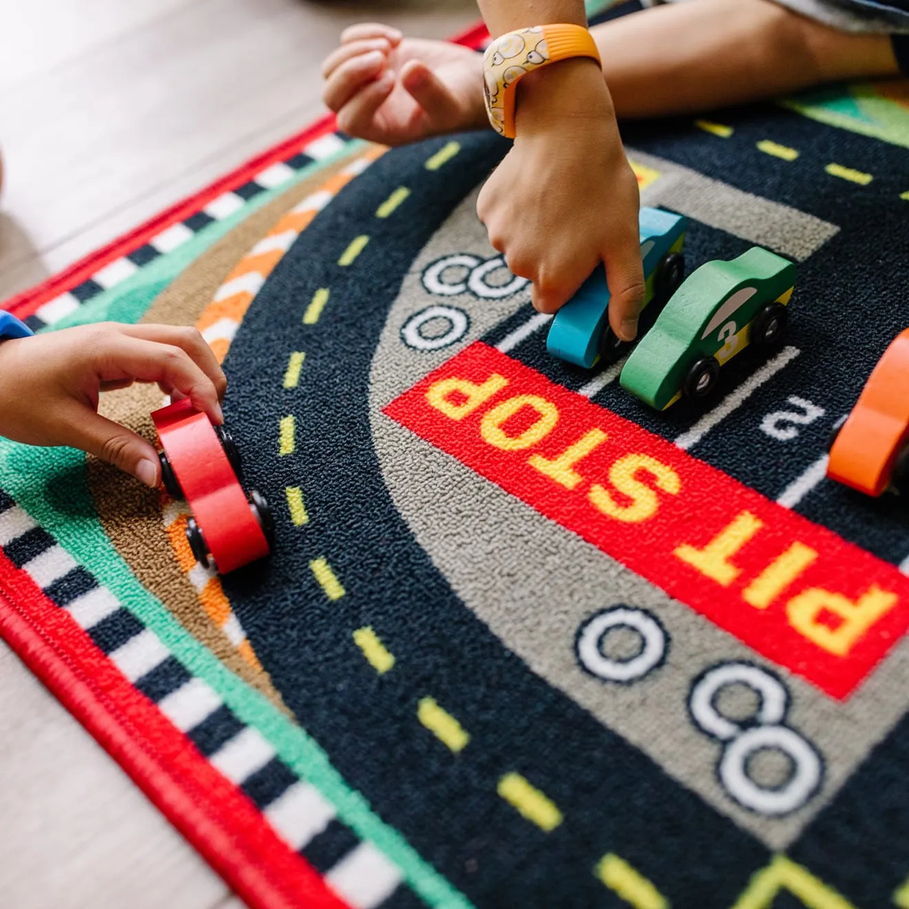 Melissa & Doug Speedway Racebaan speelkleed met 4 auto’s